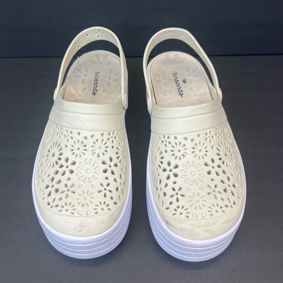 Boaonda Cream and White Perforated Platform Clogs Women’s Size 9 - Picture 3 of 10